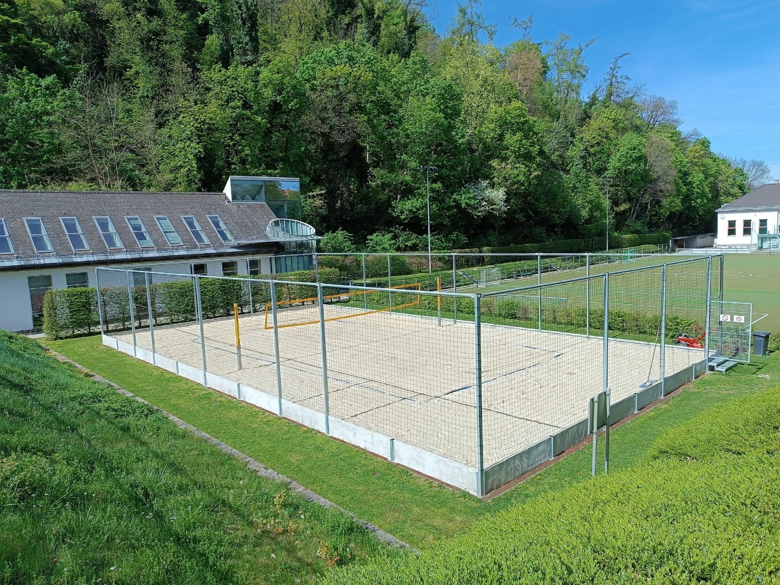 Bild eines Volleyballplatzes und des Haus des Sports.