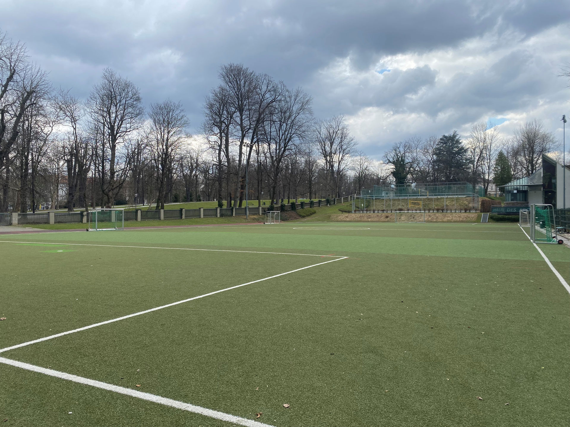 Kunstrasen (3000m²) - Fußball, Flag-Football, Frisbee