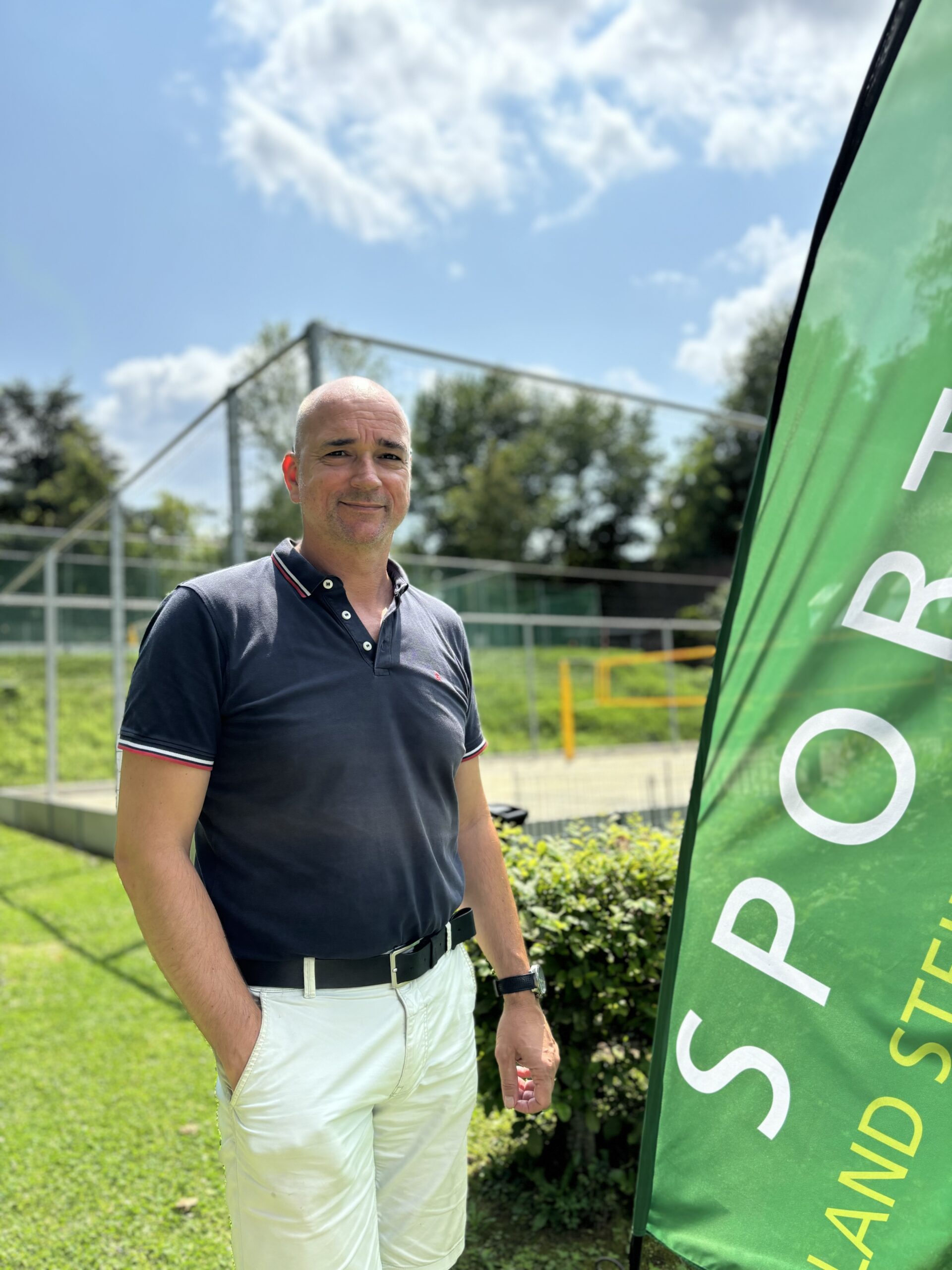 Geschäftsführer neben dem Beachvolleyballplatz.