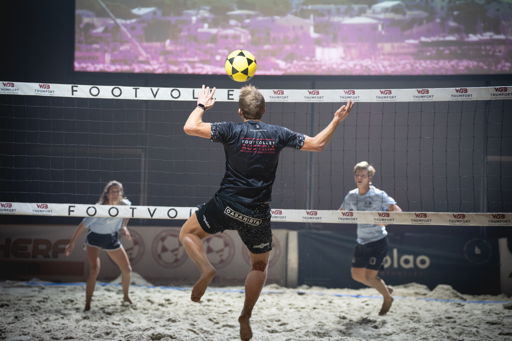 Bild wie Footvolley gespielt wird