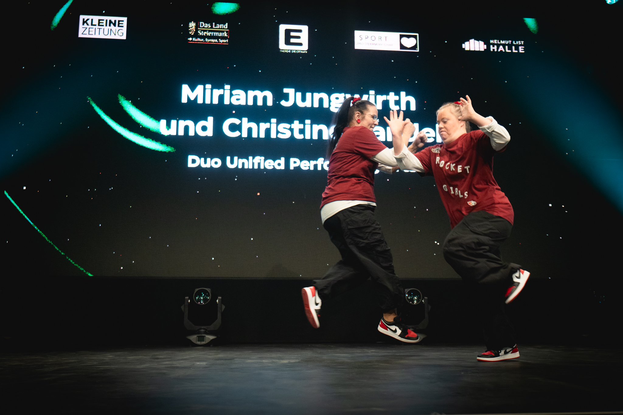 Bild von zwei Tänzerinnen der Duo Unified Performance