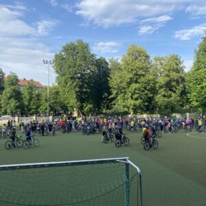 Viele Menschen am Fahrrad auf dem Kunstrasen des LSZ.