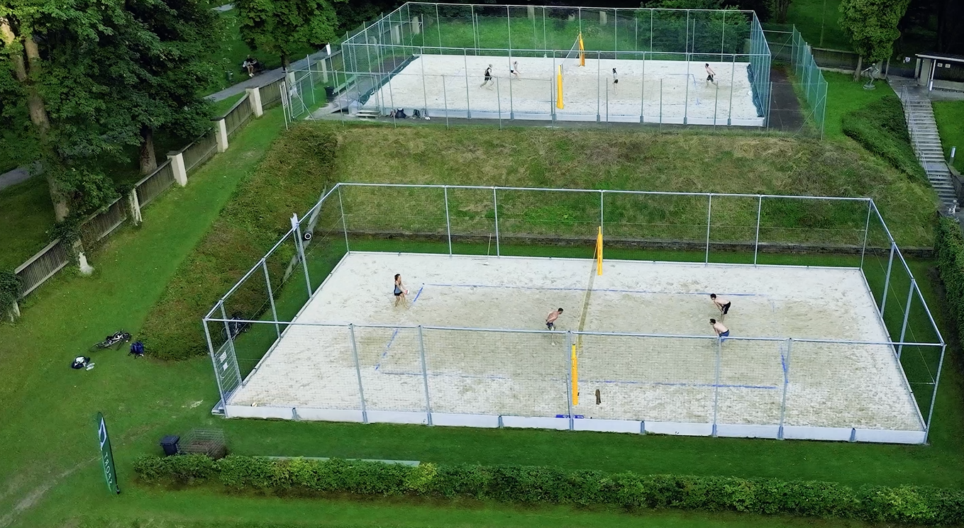 Zwei Beachvolleyballplätze am Gelände des LSZ.